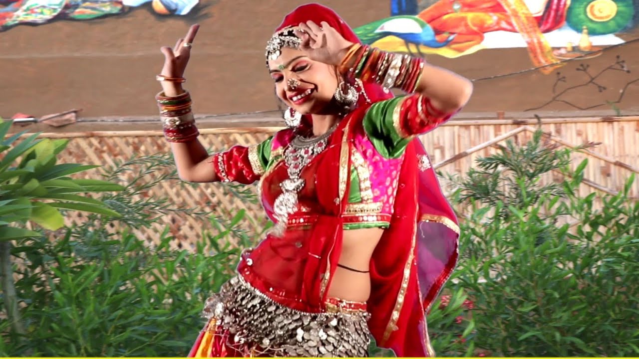 इस देव नारायण जी के DJ सॉन्ग पर आरती शर्मा ने सबका दिल दहला दिया पार्क मे जम के डान्स किया