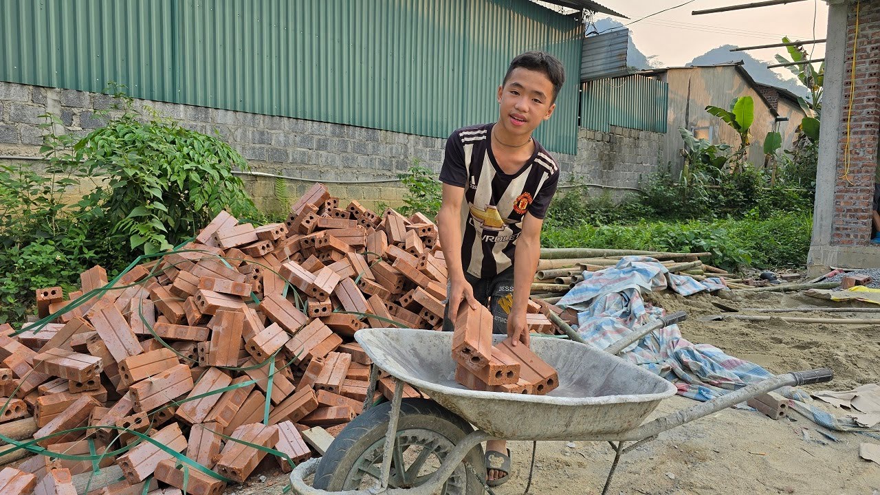 Бедный мальчик устроился на работу строителем.