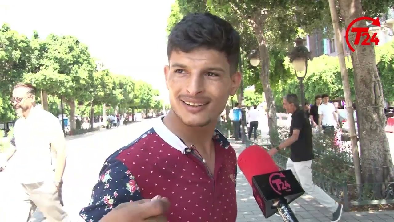 ينفعل أمام كاميرا..يا بنات نقصو من لعراء وغطو علينا لحوماتكم تقول في حمام مش في شارع..احترمو الرجال!