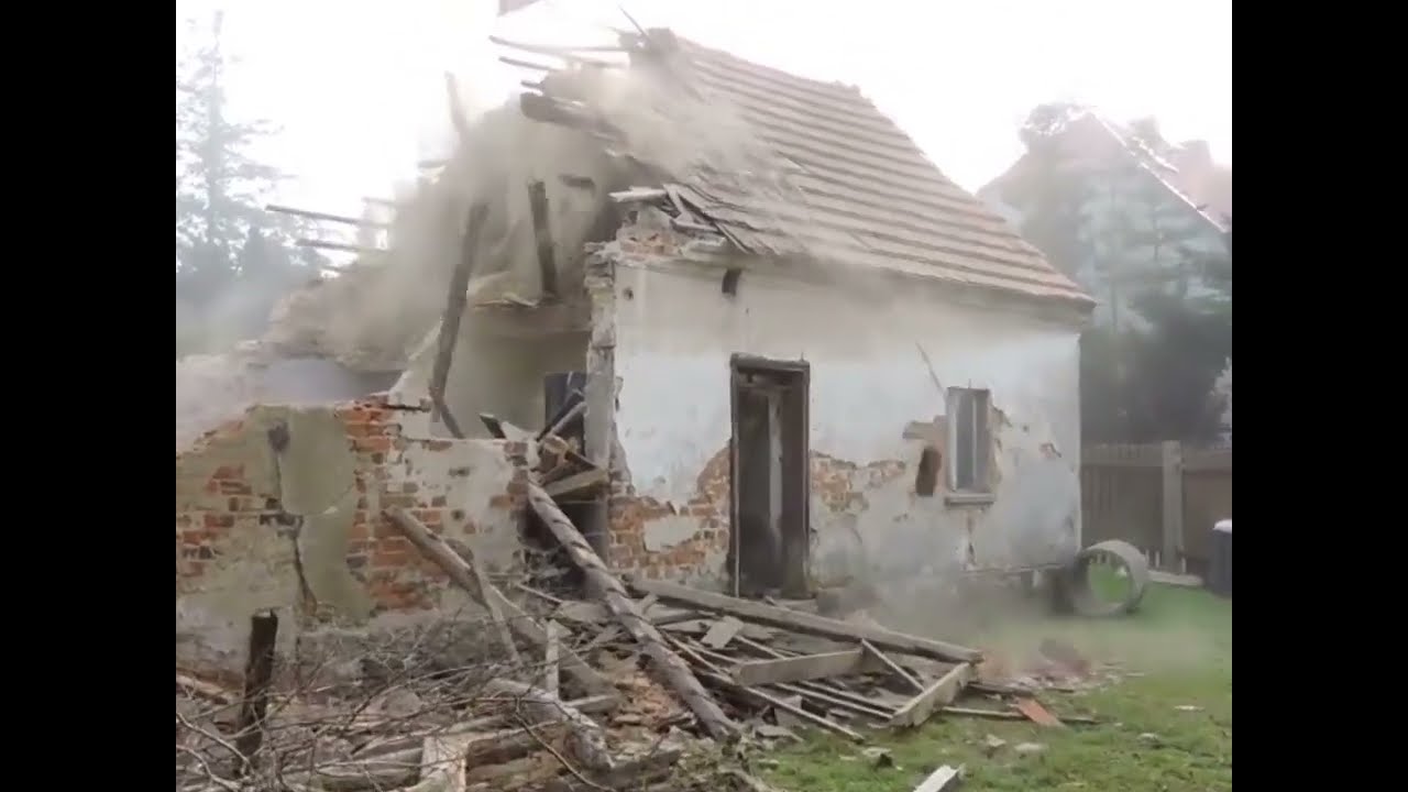 DEMOLITION IZBA. Wyburzanie budynków gospodarczych.