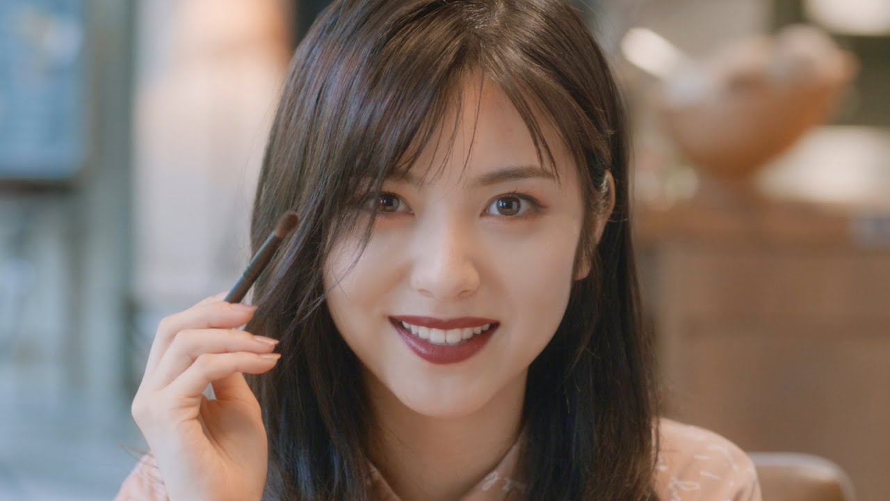 浜辺美波がド派手メイクで変身！？小悪魔な微笑みに萩原利久もドキっ！　　JA共済WEB動画「先輩とみなみちゃん」
