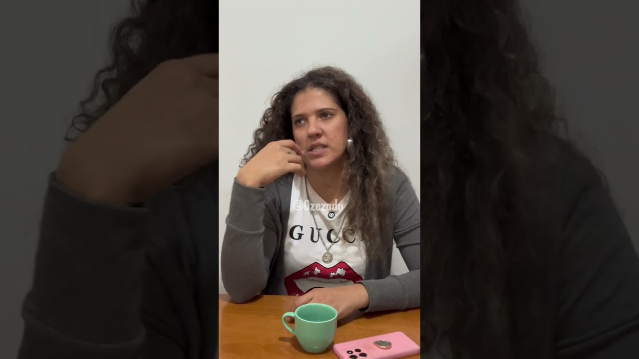 Filho chega mais cedo em casa e descobre o que a mãe anda aprontando. ￼