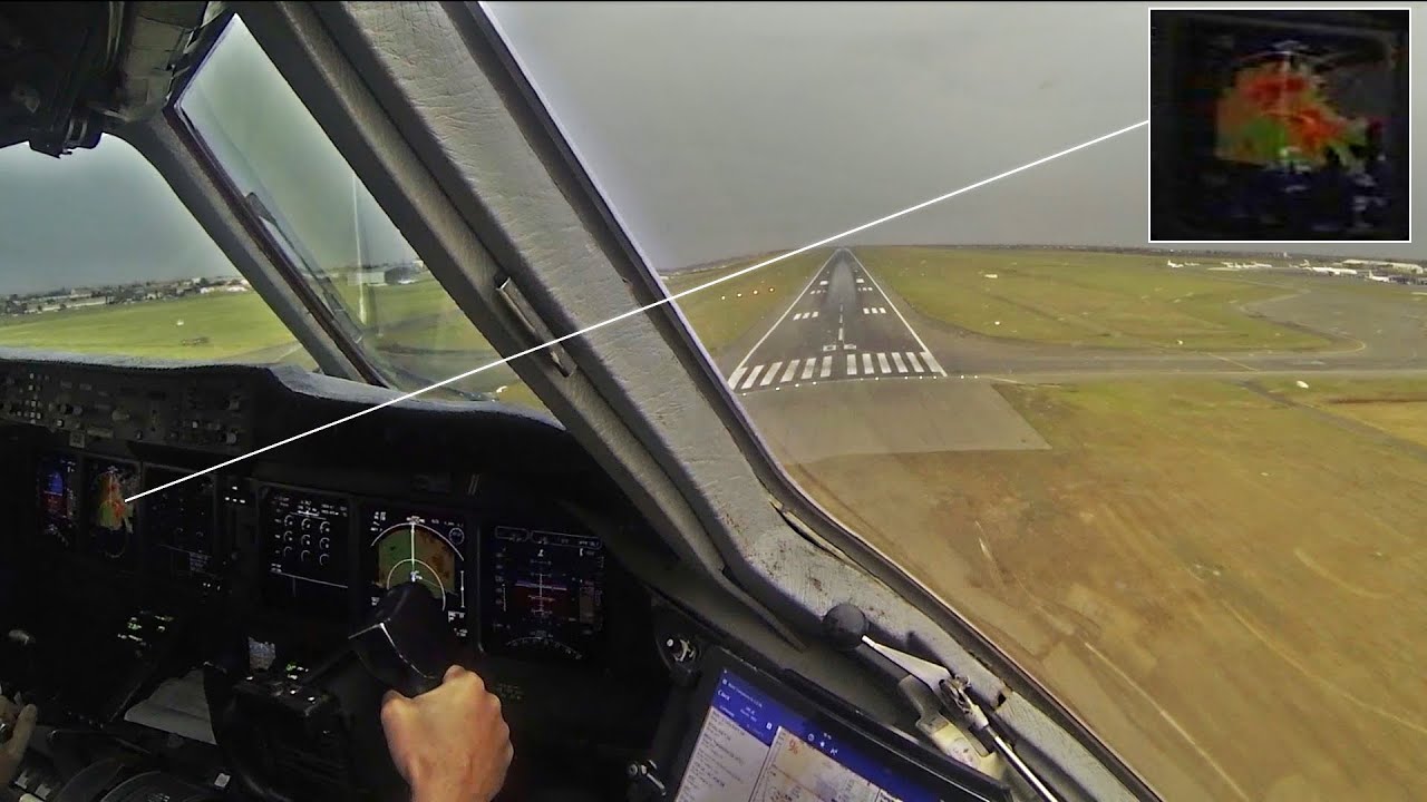 MD-11 Landing just before Thunderstorms hit the Airport