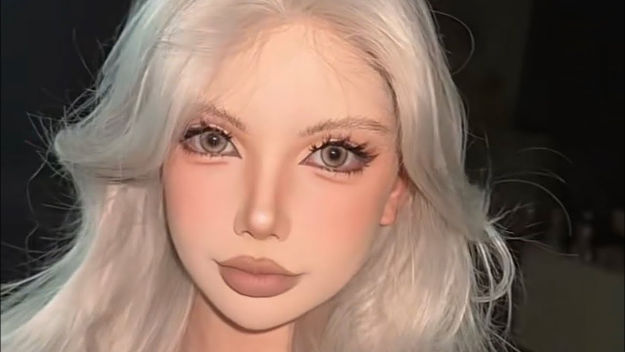 Glamorous brown-toned makeup paired with platinum blonde hair.👩🏻‍🦲✨