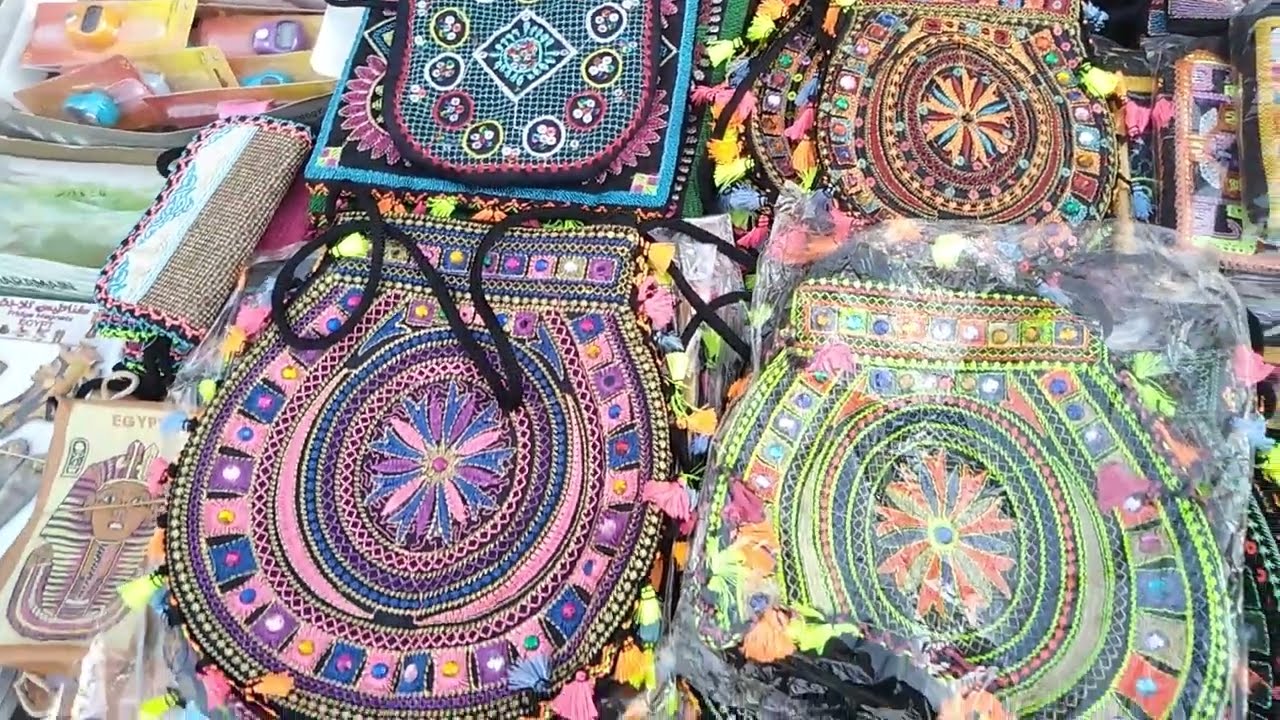 رحلة تسوق في# المسجد الأزهر: اكتشفوا هدايا تحمل روح القاهرة التاريخية