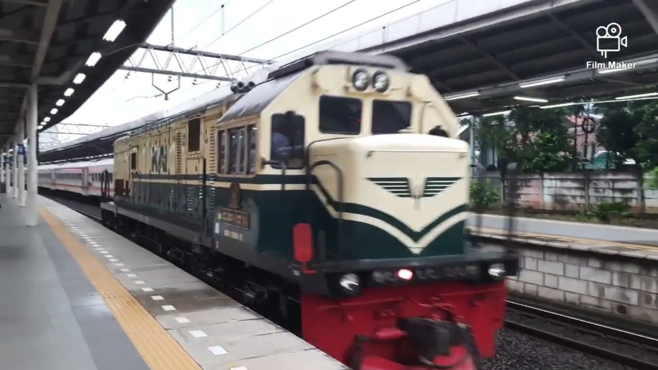 Hari Pertama Puasa hunting kereta api distasiun Jatinegara, keadaan sepi penumpang yang kearah Timur