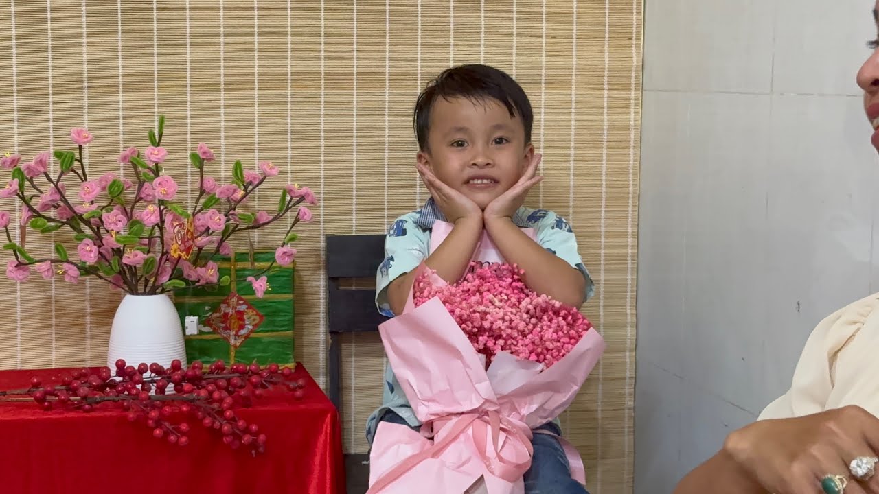Chuột Với Mấy Anh Chị Được Mẹ Dẫn Đi Ăn Bún Đậu Mắm Tôm Mà Chuột Đòi Ăn Hai Đùi Gà Rán #ngocdieuvlog