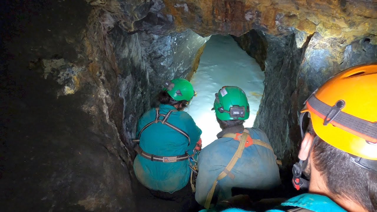 Espeleologia per l'interior de la Sima Zabale