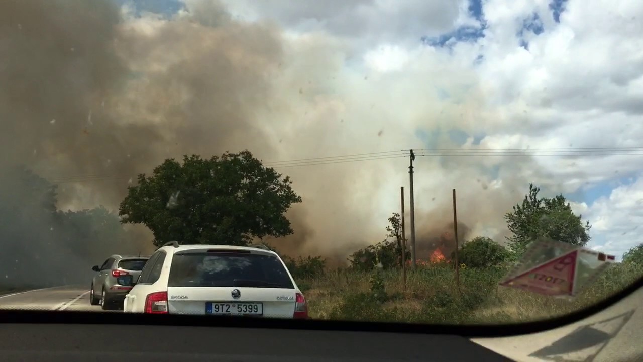 Požiar pri ceste z Nitry do Hlohovca 3.7.2017