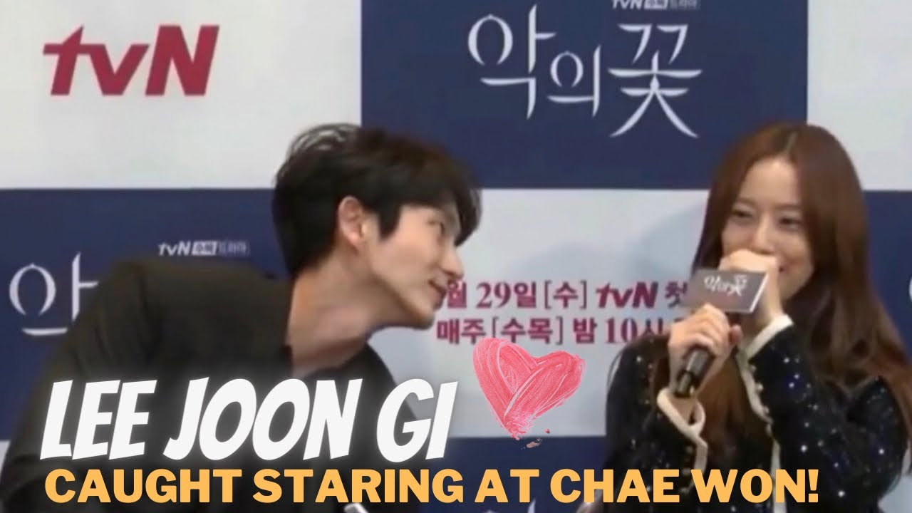 LEE JOON GI CAUGHT STARING AT CHAE WON DURING PRESS CON INTERVIEW