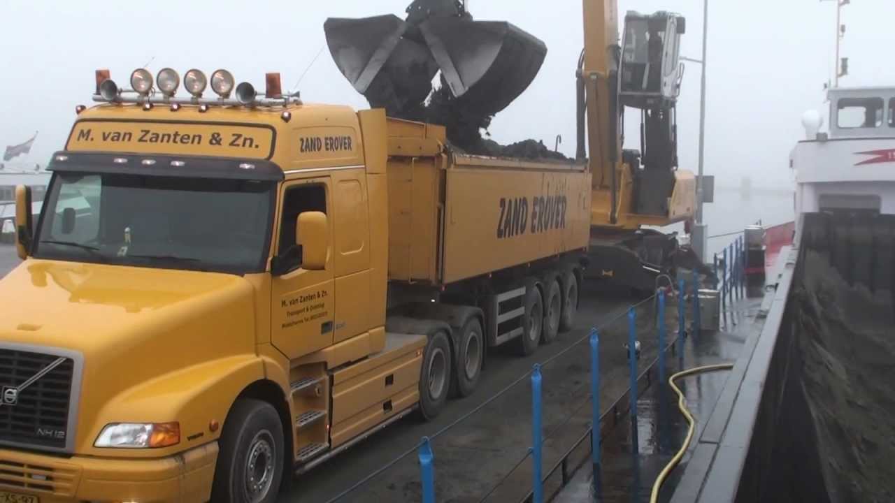 Sennebogen 835M D serie schip zand lossen in haven Middelharnis M. van Zanten & Zn.
