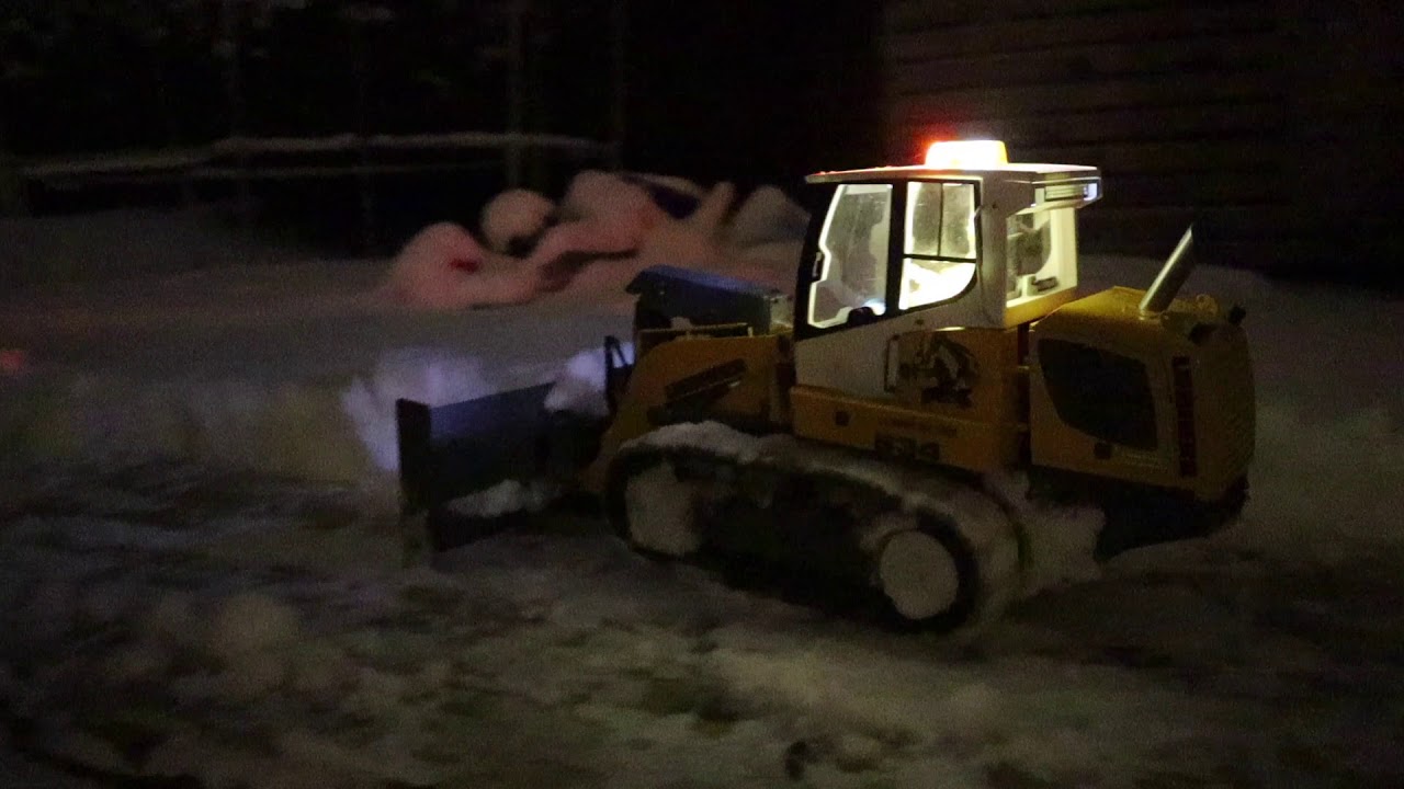 Liebherr L634 pushing snow