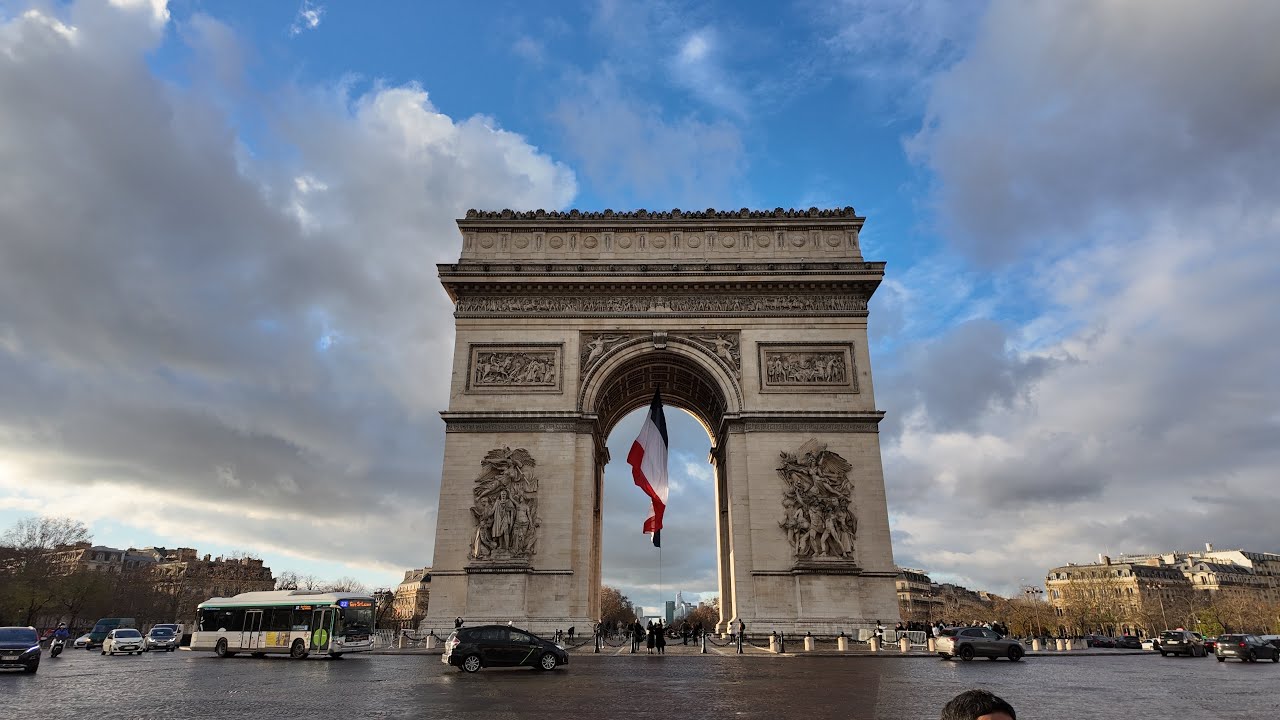 🇫🇷 Paris - Walking Tour 4K ( Champs-Elysées) it's rainy day !