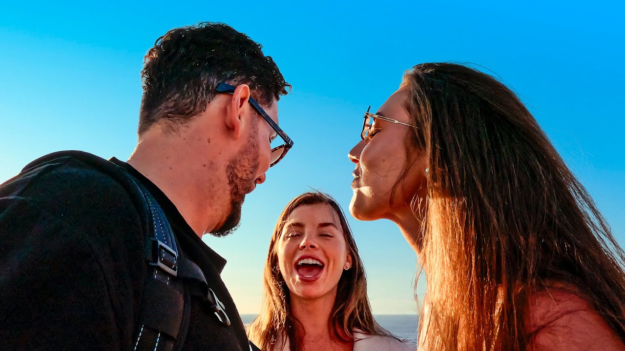 AQUI ELAS APRENDEM A BEIJAR COM AS AMIGAS - 🇱🇹 