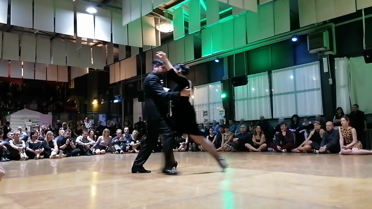 Ariadna Naveira e Fernando Sanchez interpretano il tango 