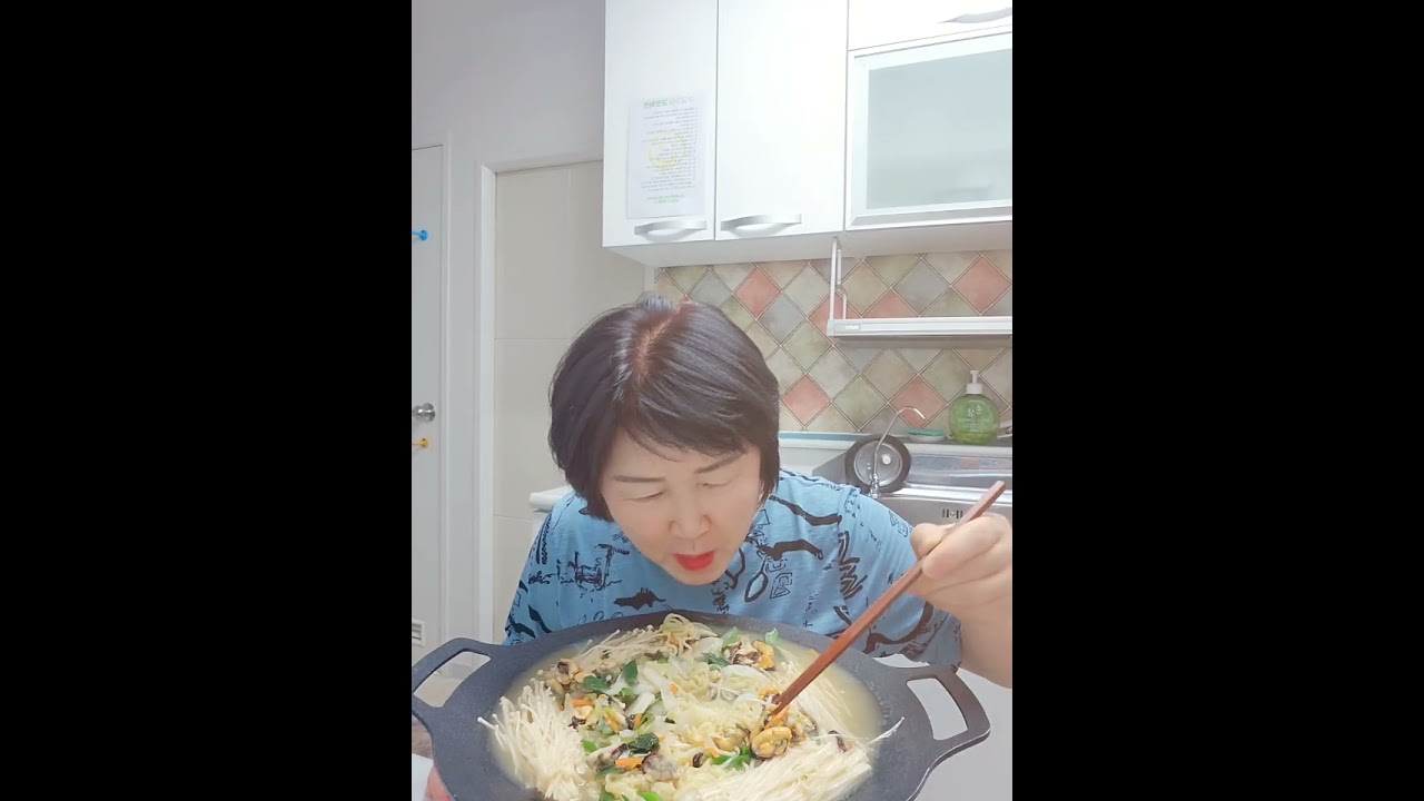 홍합넣고 떡라면 끓였어요~^^