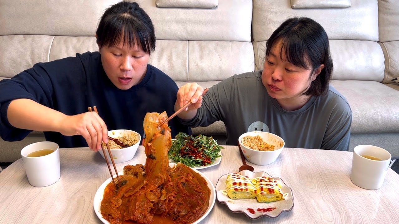 집밥먹방) 이제 그만 지질께~ 마지막 묵은지 김치지짐!! (ft.계란말이, 돌나물) | Home meal (Kimchi Jijim, Egg roll) Mukbang