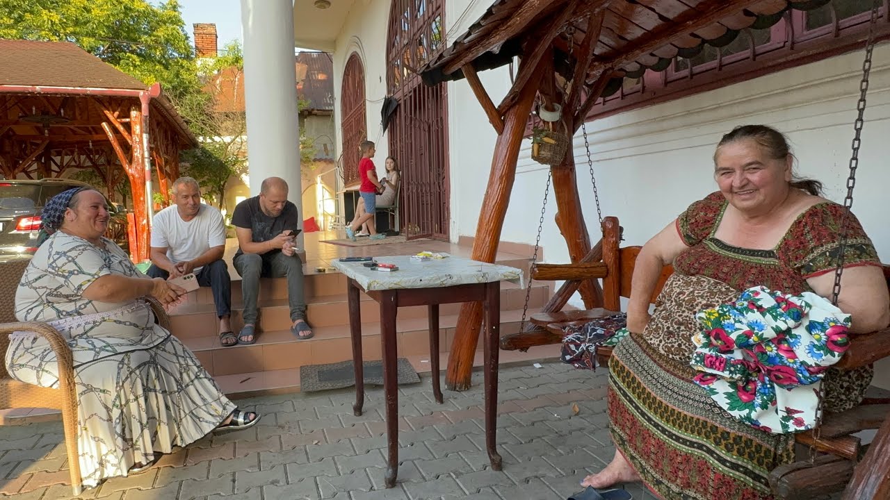 Patroana face cadou o rochie țigănească pentru fosta noră!