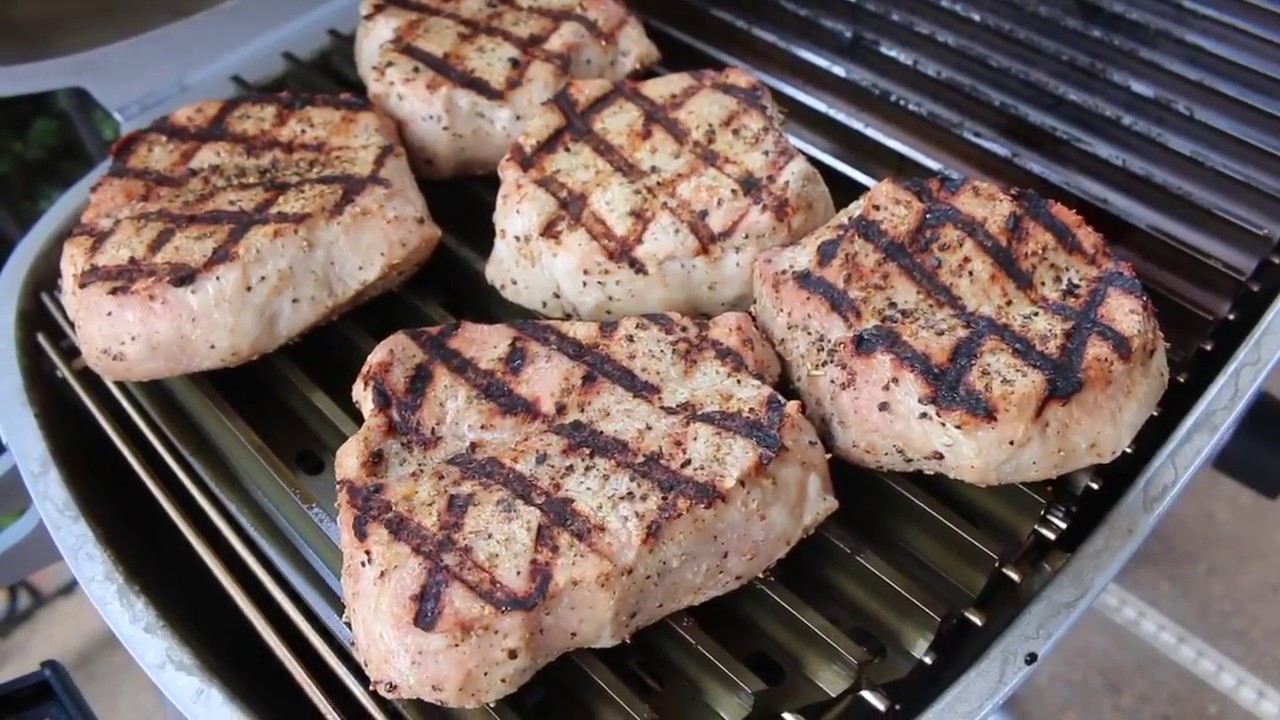 Малкольм Рид из How to BBQ Right готовит идеальные стейк-стейк-чоппы на запатентованном гриле PK360.