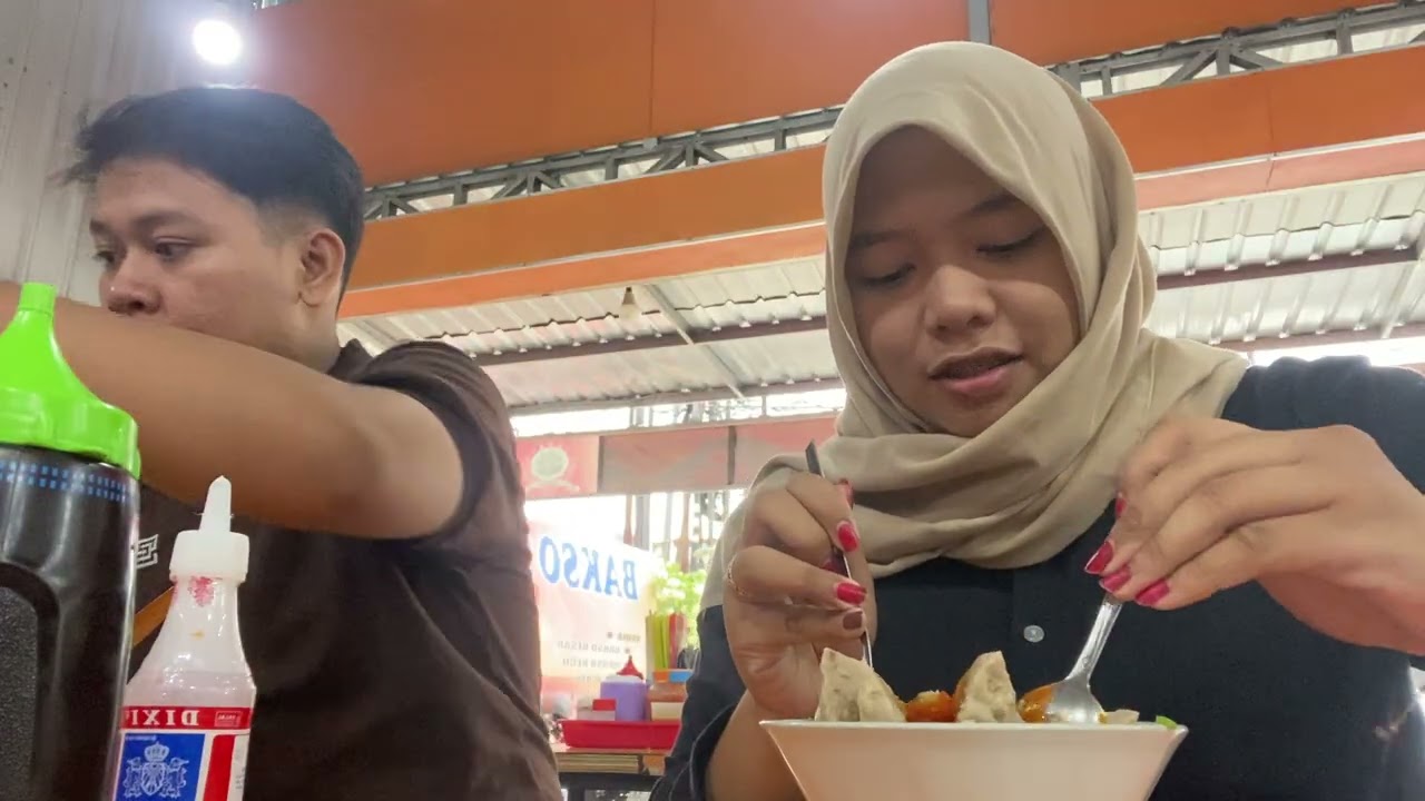 MAKAN BAKSO DI SADAMMM LENGGANAN KITA BERDUA😋😋🤗🏃‍♂️