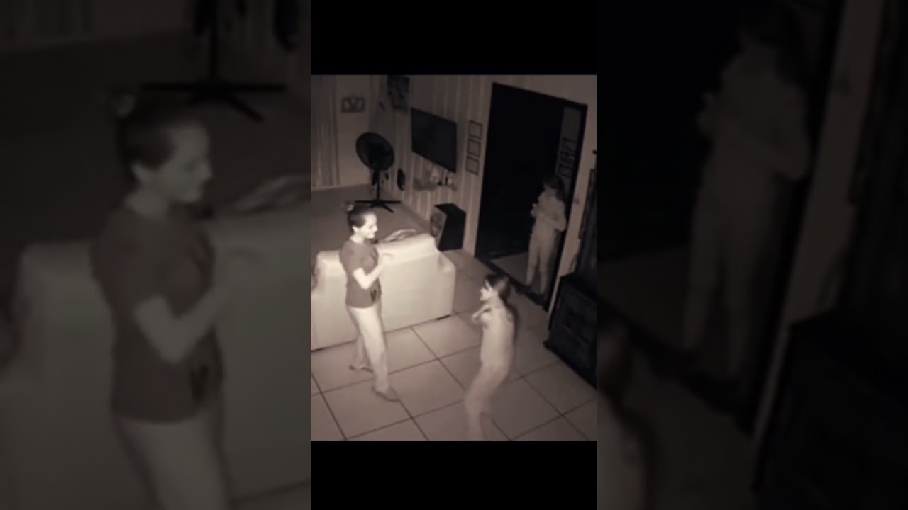 Menina &eacute; agarrada por fantasma #shorts #fantasma #fantasmas