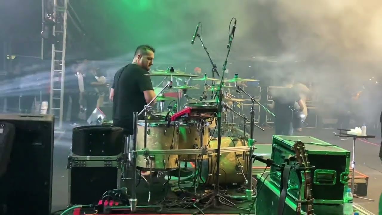 Filmei o tecladista e produtor ( Daniel Silveira ) Tocando bateria com Matheus e Kauan - 😱