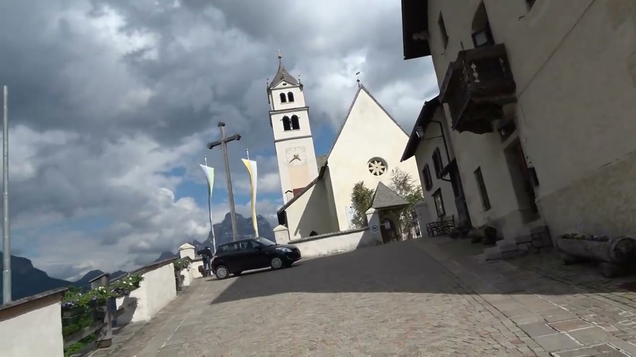 15-06-2023 DOLOMITI COLLE SANTA LUCIA CON LA CHIESA MERAVIGLIOSA VEDUTA PANORAMICA CHE MERAVIGLIA