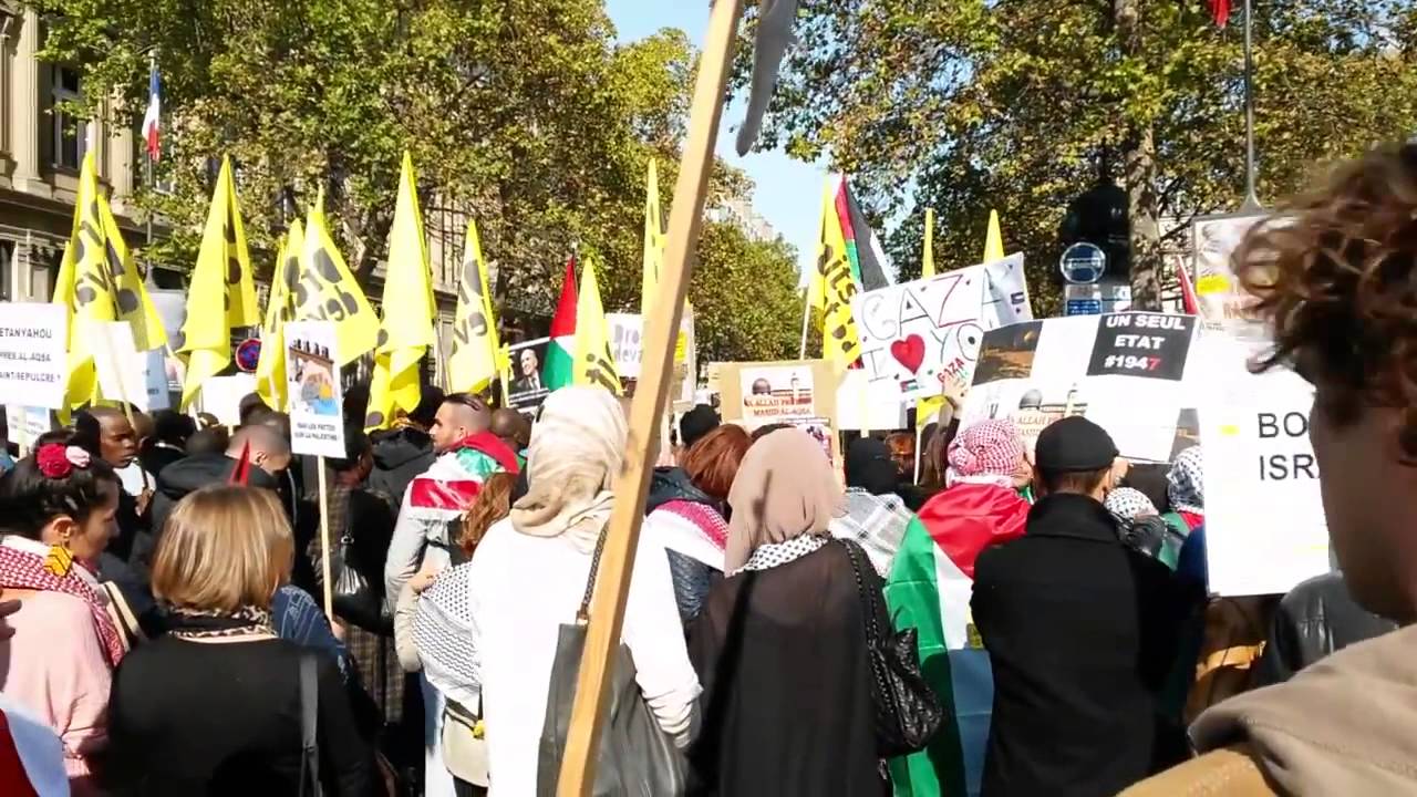 Soutien &agrave; la Palestine: Mgr Gaillot, Suleiman Baraka et les manifestants - Eng.