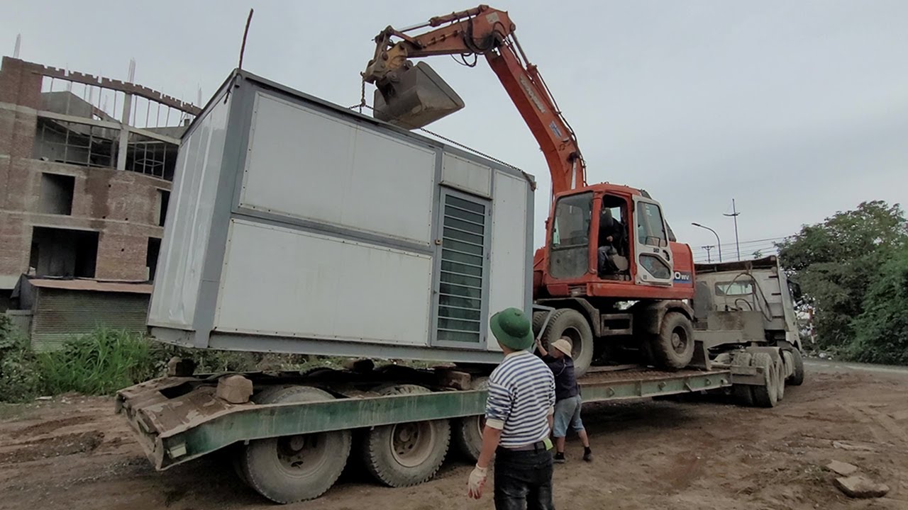 Unbelievable! Heavy Excavator Replaces Crane To Lift Mobile Home Onto Tractor Trailer