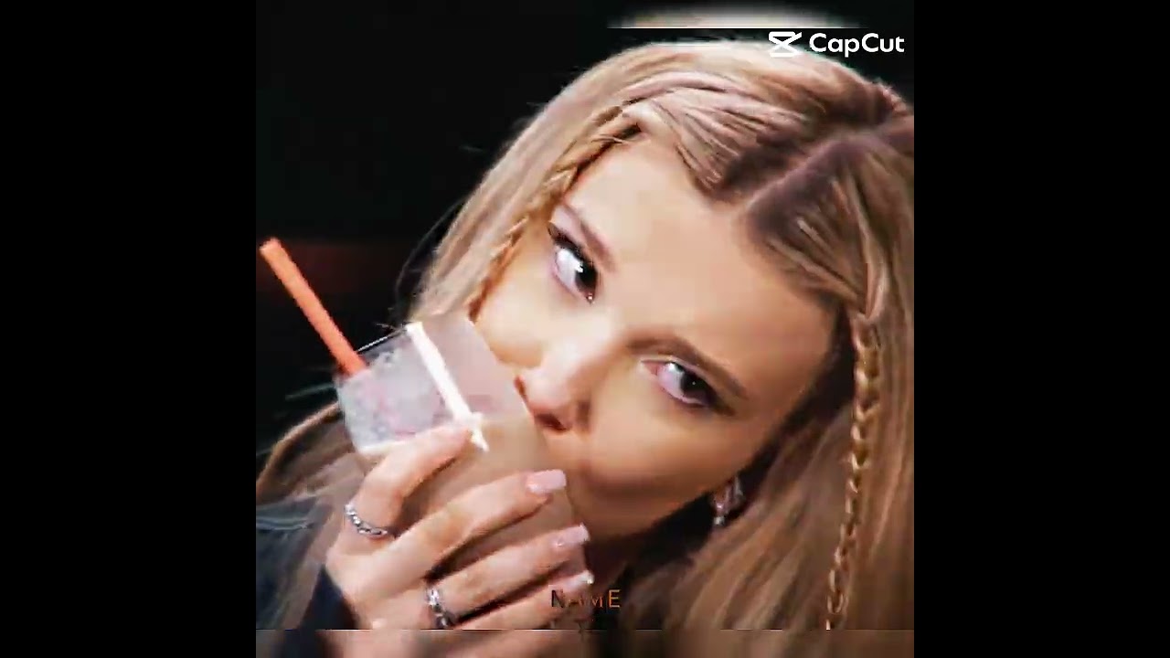 essa é a mulher que estão criticando por um preenchimento labial? 