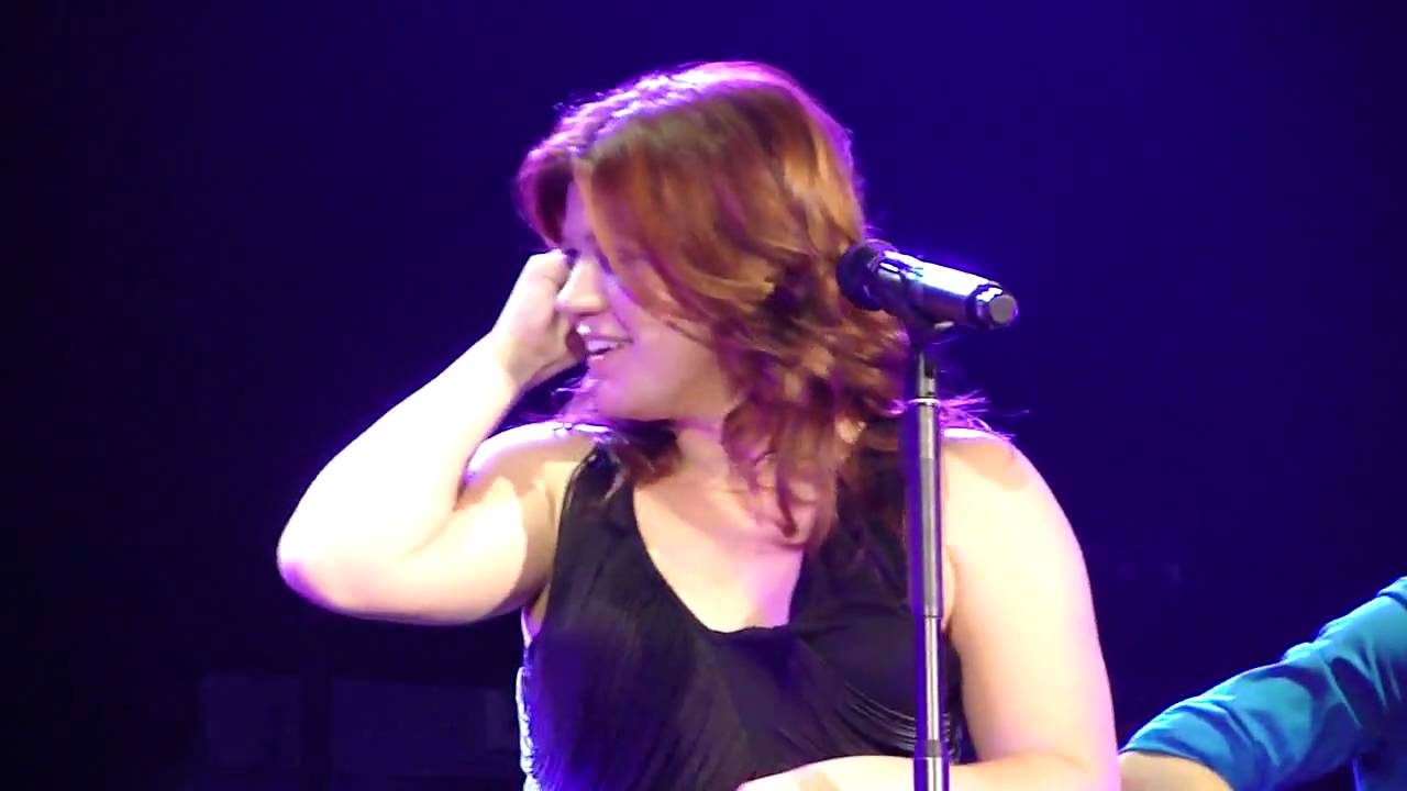 Kelly Clarkson - Walking After Midnight - Corpus Christi, Tx 12/7/09 - Live