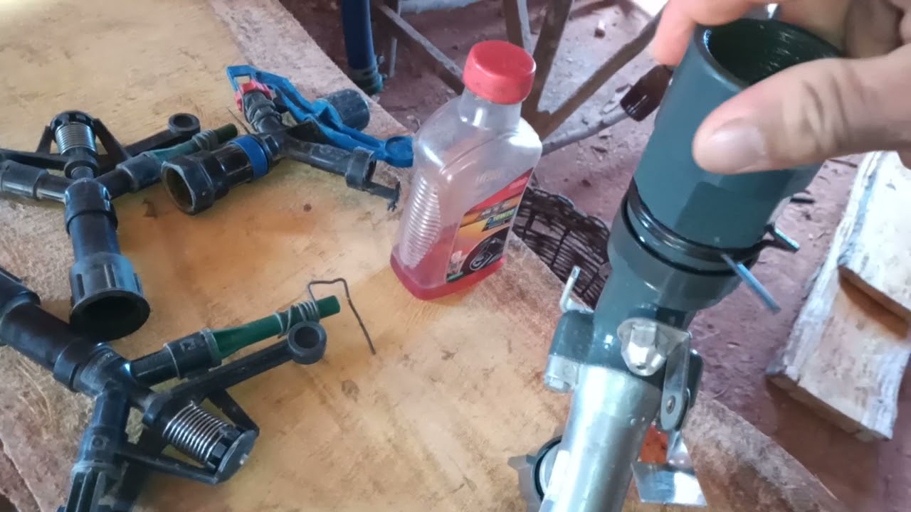 mostrando como lubrificar os aspersor
