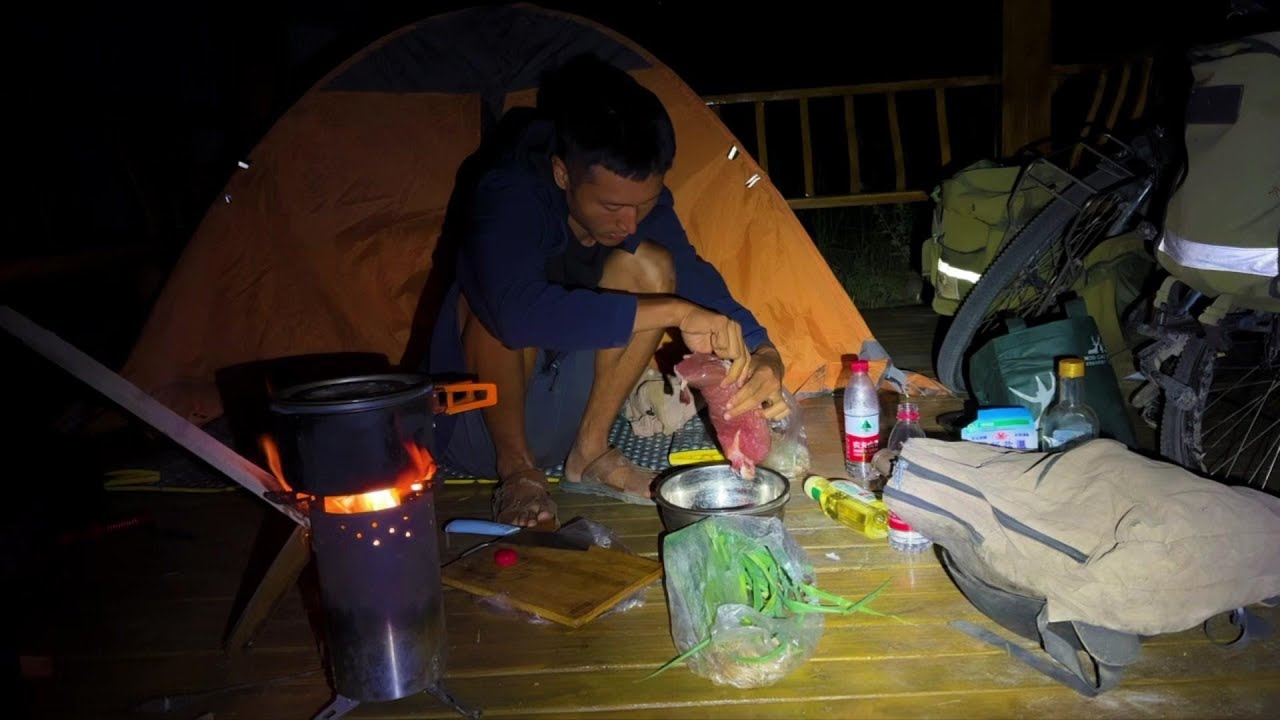 骑行新疆，36元买了一斤多的牛肉，晚上服务区炒着吃，满足啊！