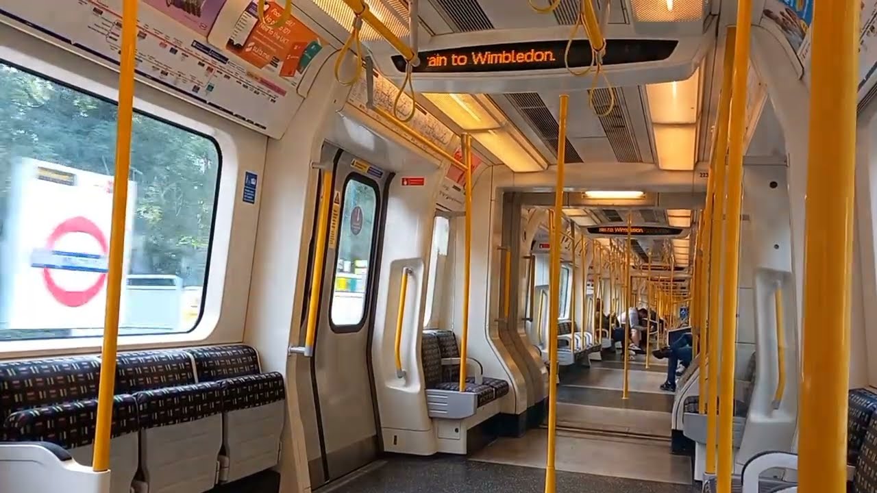 District Line S Stock Train: EAST PUTNEY - SOUTHFIELDS
