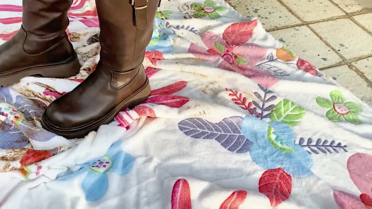 Filthy Boots Outdoor Trample - Crushing Wool Blanket Under Muddy Soles沾满泥的脏靴子踩毛毯
