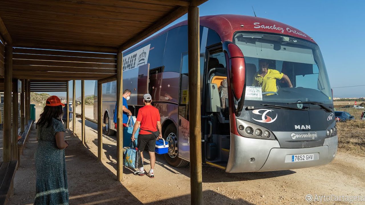 Más de 24.000 personas han utilizado el servicio del autobús este verano para desplazarse a la...