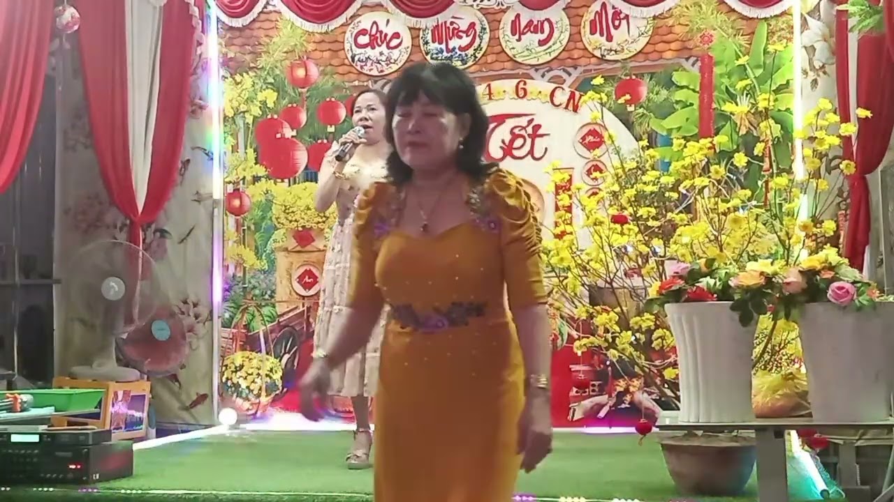 Ca cổ. Sân ga  chỉ  có  một  người  t b  hồng  nhung