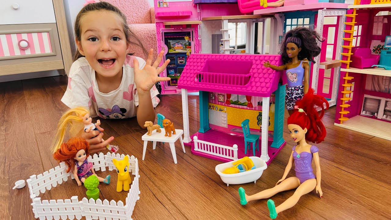 Barbie Oyuncak Ev Kurduk! Ada &Ccedil;ok Eğlendi!