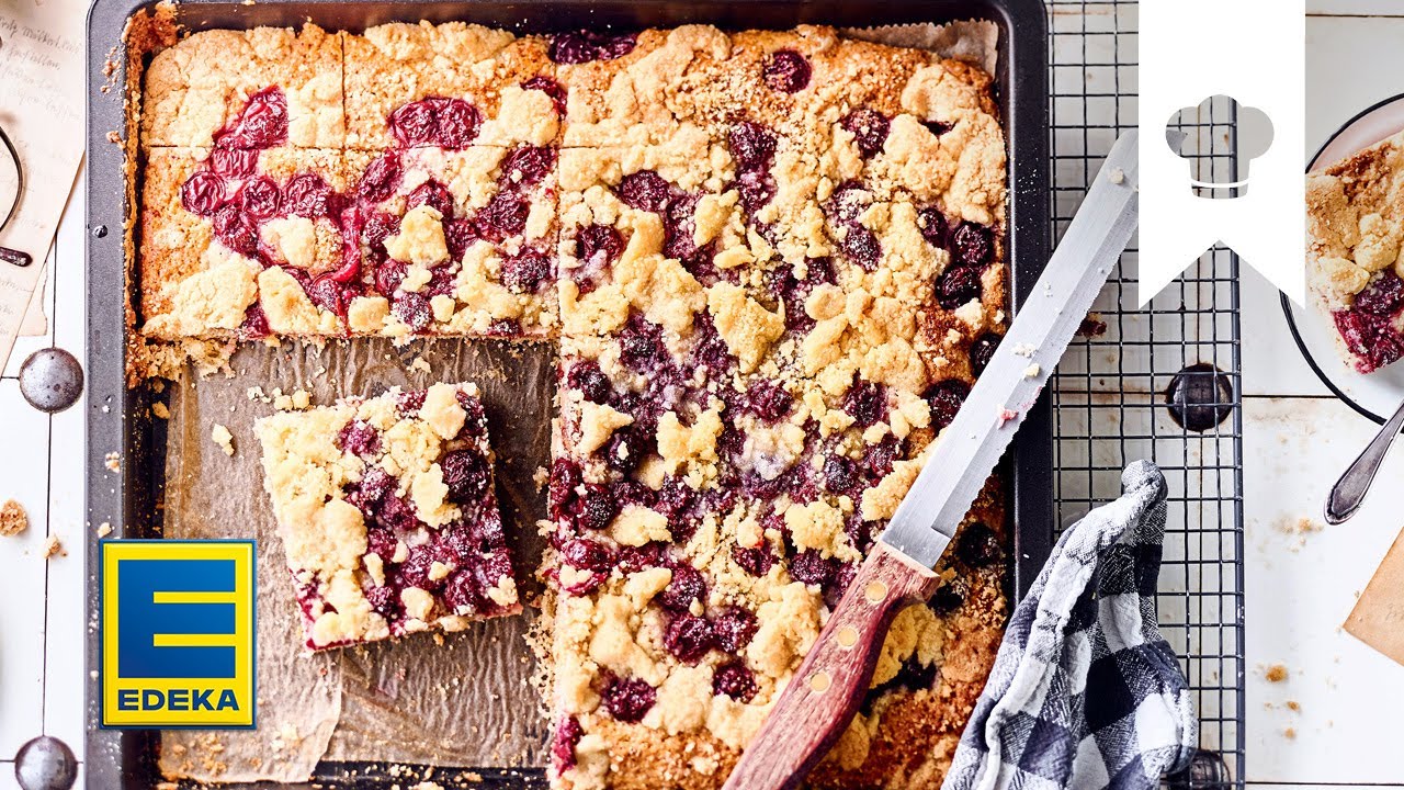 Kirschkuchen Rezept | Blechkuchen mit Kirschen, gemahlenen Mandeln und Streuseln | EDEKA