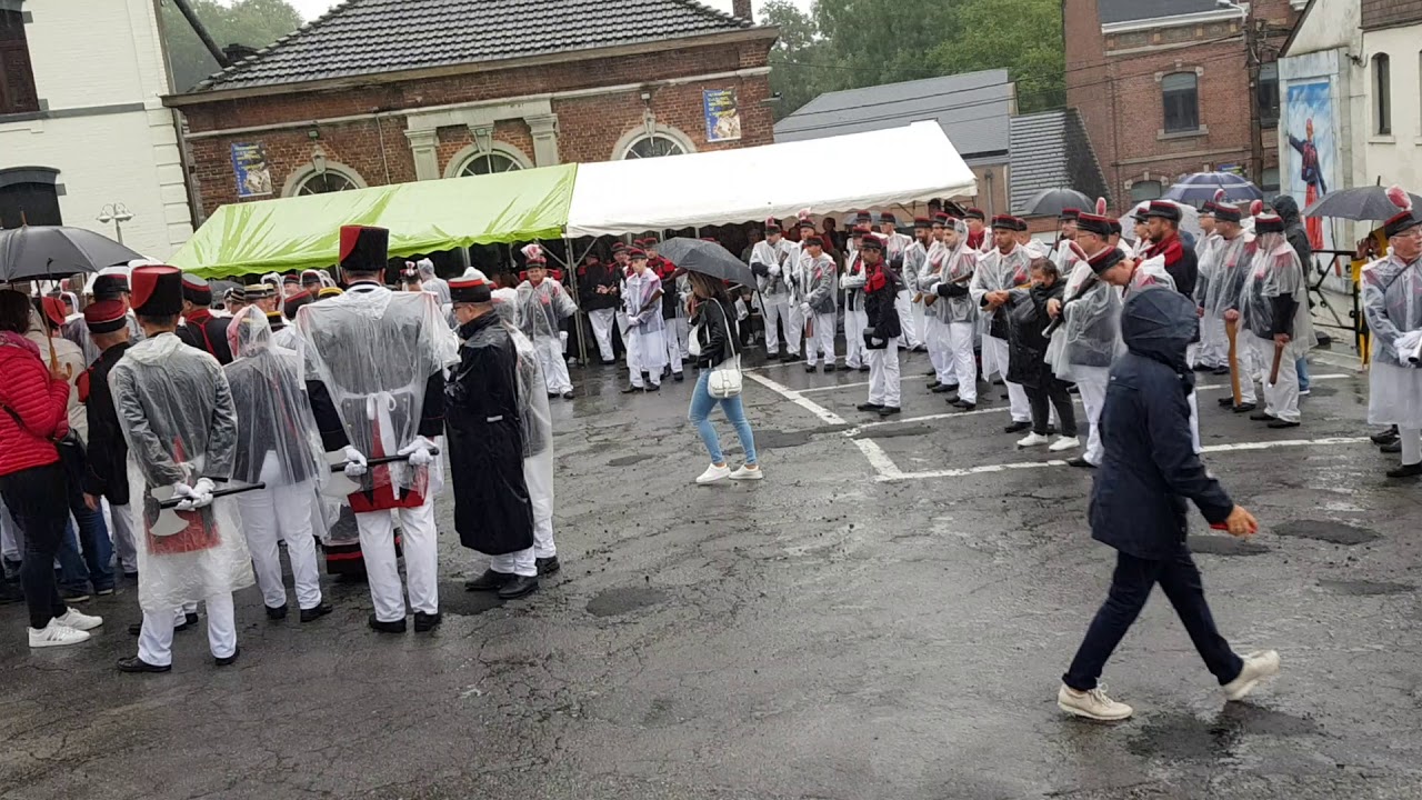 Marche Saint Roch et Saint Frégo Acoz/Lausprelle 2019 3 Remise des médailles sur la place pour Acoz