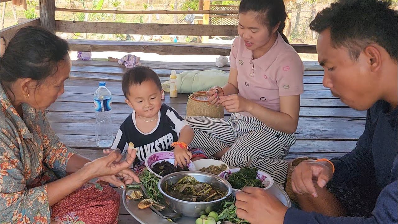 กินแกงหน่อไม้สดๆ​แซ่บๆอยู่เถียงนาน้อย​