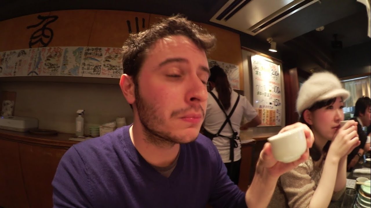 Sushi, birra e sake in un kaiten sushi a Yokohama