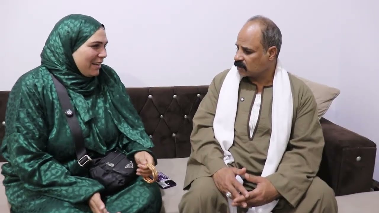 شاب يعزم امه وابوها علشان يفطروا معه في شهر رمضان لكن مراته تفعل معاهم حاجه غريبه
