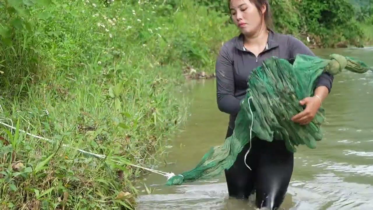 Catching a Large Group of Fish with Bamboo Tools – Harvesting and Selling at the Market with My Kids
