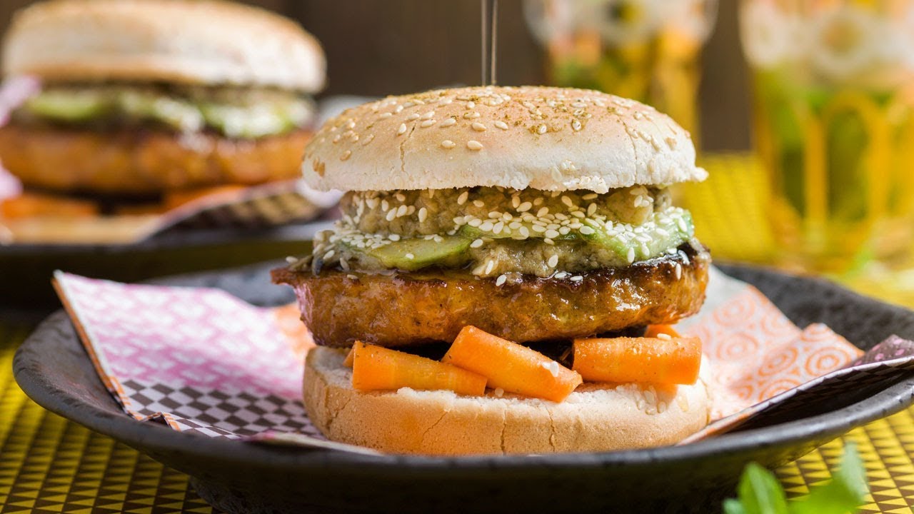 Hamburger ras el hanout au caviar d’aubergine, carotte marinée & concombre