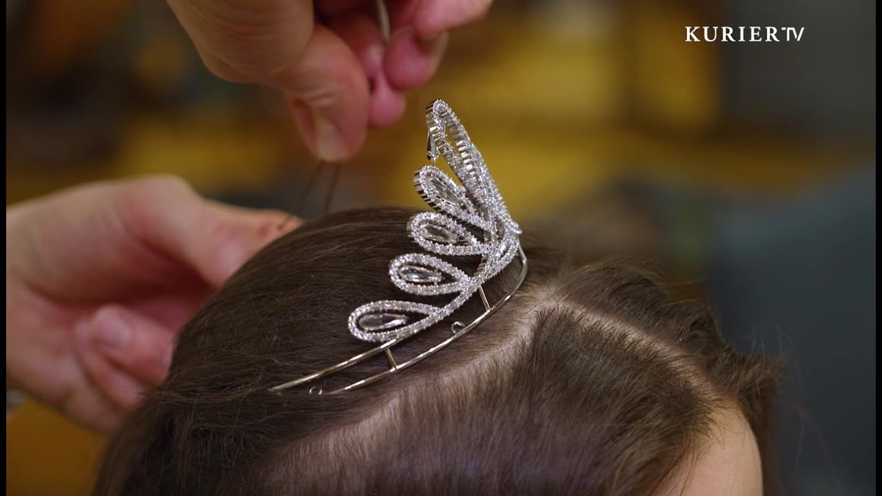 Wenige Stunden vor der Eröffnung des Wiener  Opernballs: Debütantin beim Styling