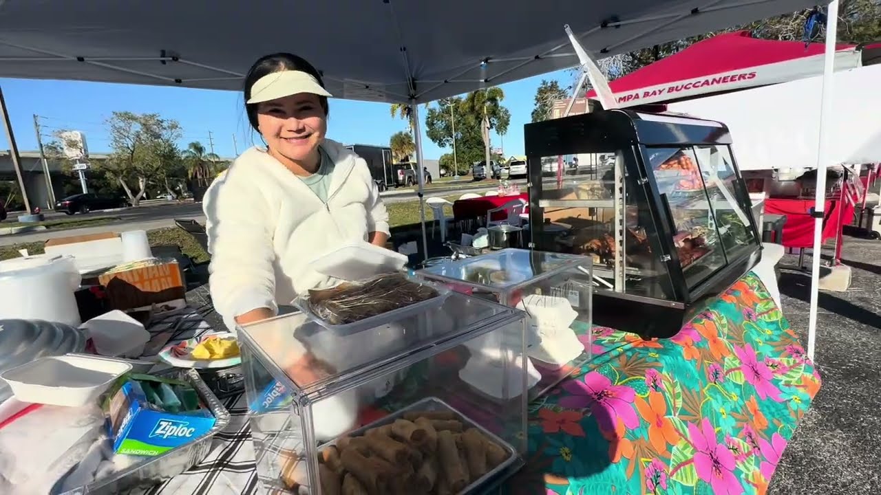 Chợ trời tạm thời ngoài sân Clearwater , Fl cũng  nhiều gian hàng   ăn uống rau  hải sản tươi sống 