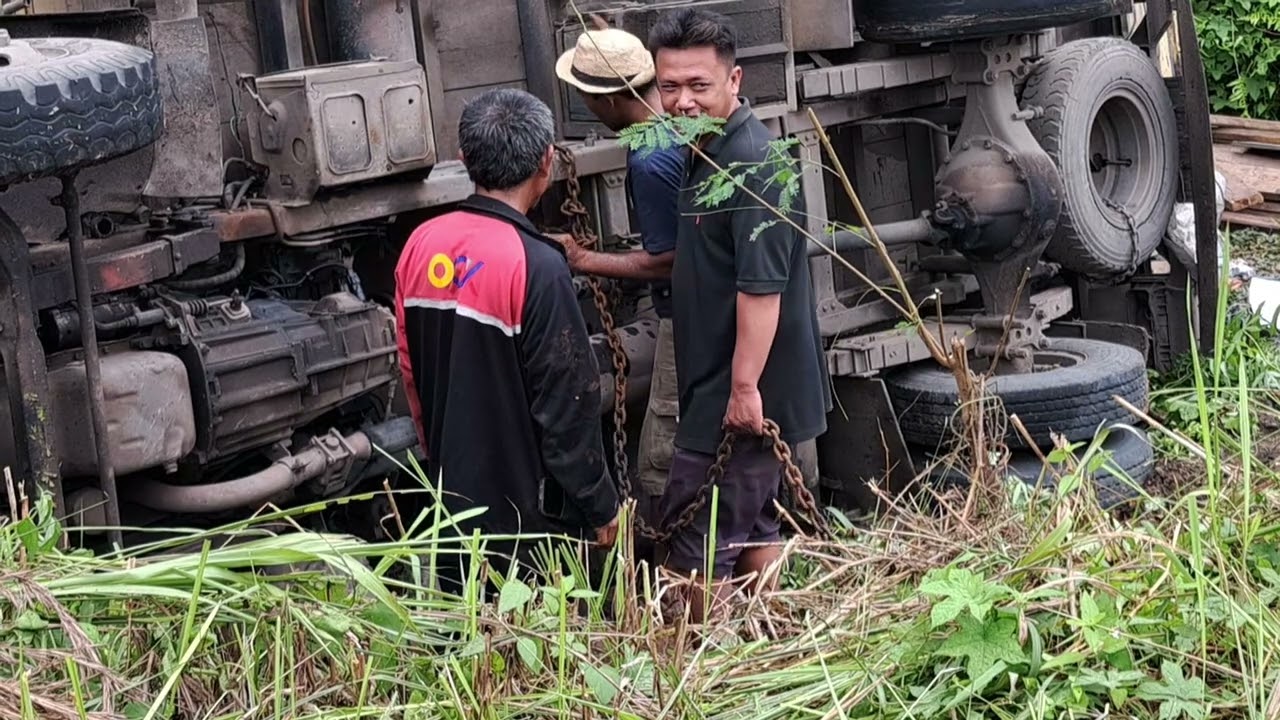 Ngamuk-Sopir Emosi Truck Laka Muatan Donasi Berujung Nangis