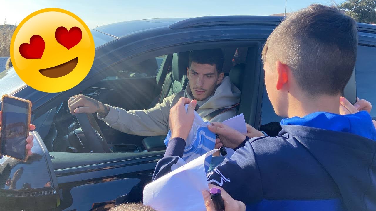 È successo oggi fuori Castel Volturno, bel gesto di alcuni giocatori Napoli! 😍💙