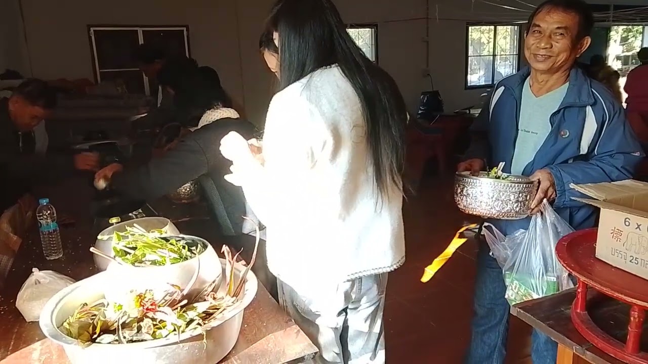 ทำบุญใส่บาตรวันขึ้นปีใหม่ ได้บุญด้วยกันทุกคนนะครับ